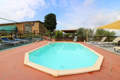 Image de Villa en position très panoramique située entre les villes de Torrita di Siena et Montepulciano. Pis