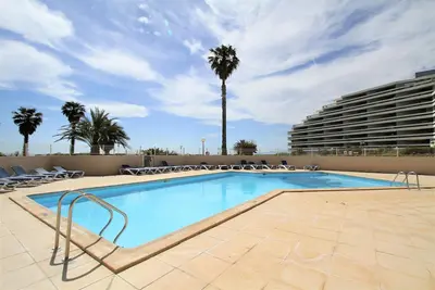 Image de 3 pièces en front de mer avec piscine et parking