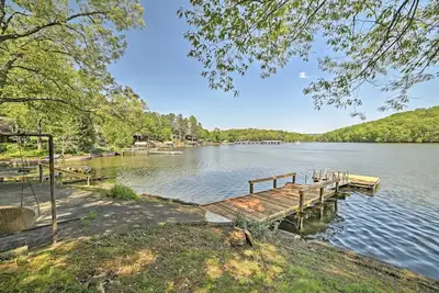 Image de Serene Lakefront Harrison Cottage w / Dock & Views!