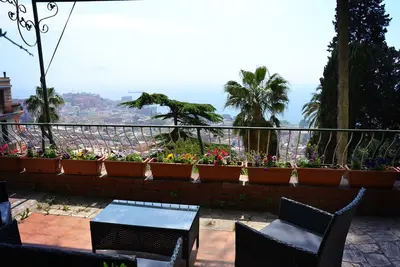 Image de Appartement supérieur Casa del Cedro avec jardin privé sur le golfe de Naples.
