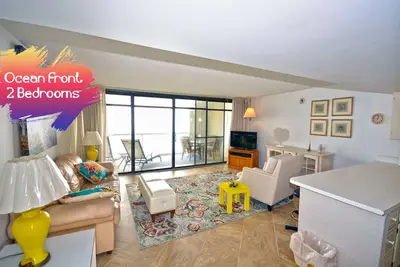 Image de Confortable et spacieux condo de 2 chambres en bord de mer avec Wi-Fi gratuit, une piscine couverte et un balcon couvert offrant une vue magnifique sur l'océan situé en haut du centre-ville, à deux pas de la plage!