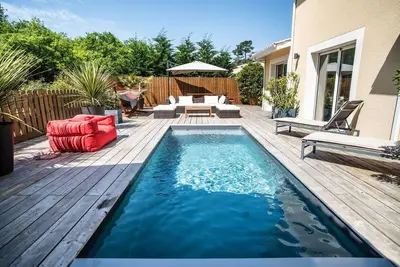 Image de Villa au charme familial avec belle terrasse et piscine chauffée