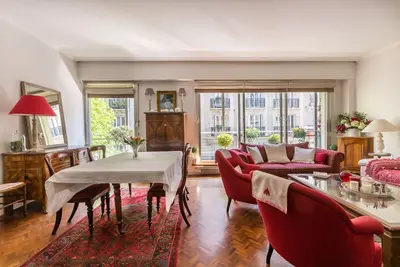 Image de Appartement coloré et ensoleillé avec la Tour Eiffel à votre porte! (Veeve)