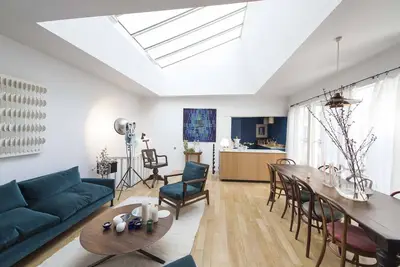 Image de Vibrant & chic maison dans une maison magnifique avec patio près de Montmartre (Veeve)