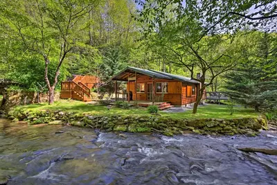 Image de Bryson City Cabin avec foyer sur Coopers Creek!