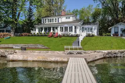 Image de Lake Vista: Lakeside Luxury