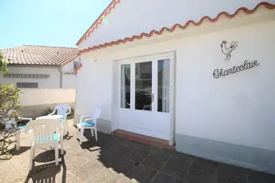 Image de Maison à deux pas de la plage avec agréable jardin.
