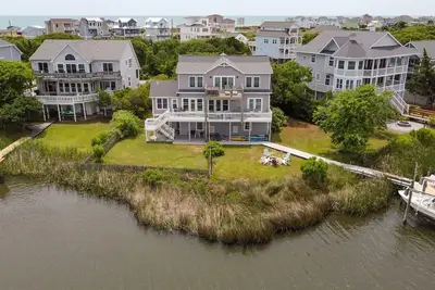 Image de \"Sounds Right\" - 4 chambres \/ 3. 5 salles de bain avec une vue incroyable sur le son Icww \/ quai pour bateau \/ cour clôturée \/ piscine communautaire à North Topsail Beach, Caroline du Nord!