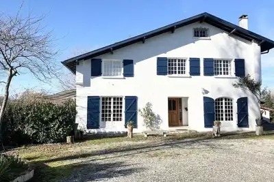 Image de Grande Maison, Piscine 5\/10m, Vue montagne, Jardin paysager, 6km Bayonne