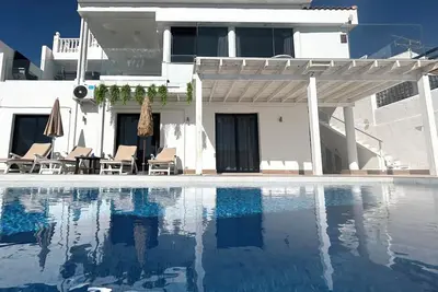 Image de Sleeps 12 - Villa de 5 chambres de 2500 pieds carrés, piscine chauffée de 10 m, 4 terrasses, vue imprenable