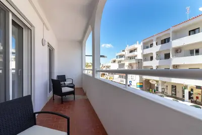 Image de 2 chambres Apt avec piscine communale, emplacement du centre-ville, Ă 300m de la plage