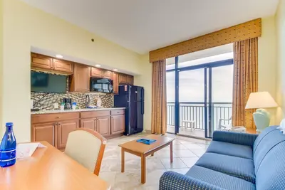 Image de Oceanfront Penthouse Condo avec de superbes vues et des équipements sur place