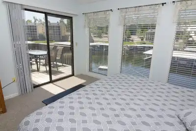Image de 2 chambres Southwood Shores Lakefront ~ Aucun frais de nettoyage et taxes ne sont inclus!