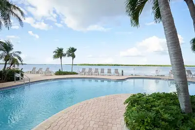 Image de Vues étonnantes! Condo rénové au 5ème étage, piscine à débordement, bain à remous et Wifi gratuit!