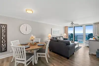 Image de Pelican Walk 403. . . Ideal Family Beach Front Condo! - 6 couchages