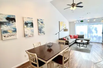 Image de Apt moderne de 2 chambres et 1 salle de bain