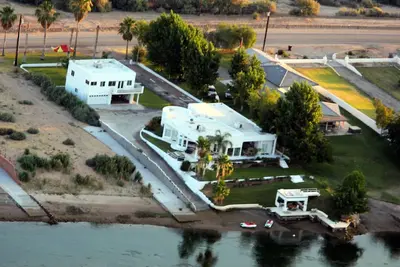 Image de Maison d'hĂ´tes River Front avec rampe, plage, volley-ball et gazebo sur l'eau