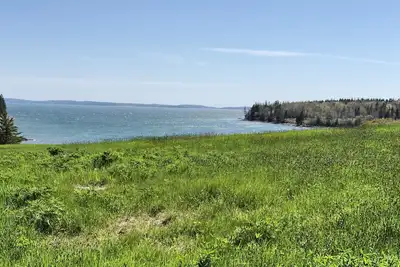 Image de Cottage vintage rustique à Duck Cove avec vue sur l'océan limitée.