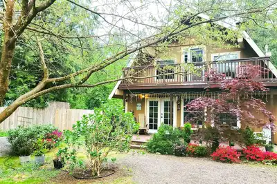 Image de La maison du nid du hibou avec bain à remous et fauteuil de massage!