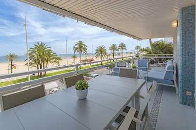 Image de Appartement confortable décoré, avec wifi, en face de la plage