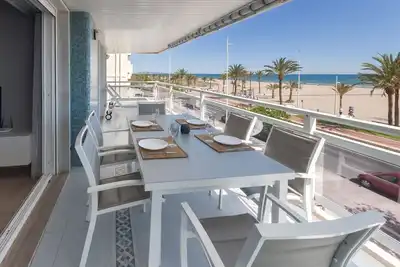 Image de Appartement confortable décoré, avec wifi, en face de la plage