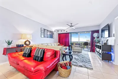 Image de Superbe 3/2 Condo avec vue sur la fontaine. Décor contemporain. Bâtiment Ocean Walk # 15-603