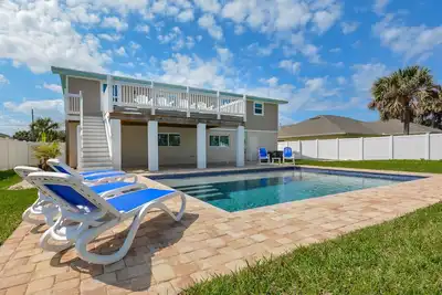 Image de Superbe 4 chambres 3 salles de bain maison avec piscine! Marchez jusqu'à la plage sans voiture! 4717s