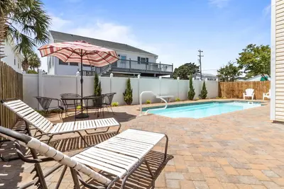 Image de Cherry Grove Lieu! Piscine privée et distance de marche de la plage! Grande maison pour les familles!
