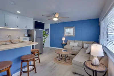 Image de Catalina Island Duplex - À quelques pas de la plage et de la jetée!