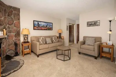 Image de Location de 1 chambre spacieuse en face du Club Meadow Ridge avec un design d'intérieur mis à jour
