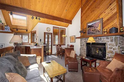 Image de Confortable maison de ville 3 chambres avec bain �� remous intérieur privé et à distance de marche de la rue Main