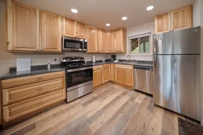 Image de Gratuit dans l'unit�� wi-fi, Tv à écran plat et plan d'���tage spacieux dans notre location de condo 2 chambres