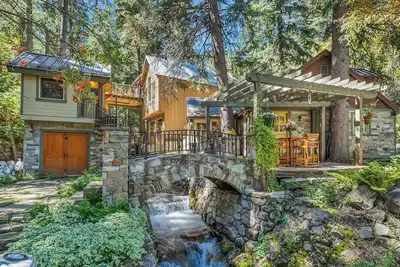 Image de Storybook Stone Cottage, À quelques pas du complexe, Bain à remous, Cheminée