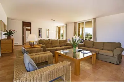 Image de Luxe pierre moderne vêtue Villa avec piscine et vue sur la montagne