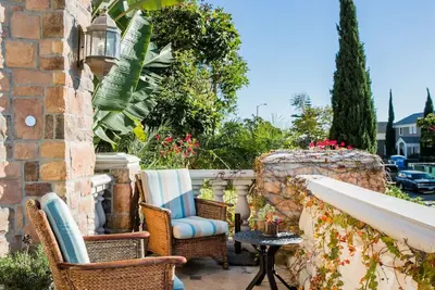 Image de Villa calme et privée avec vue sur l'océan dans le village à 3 pâtés de maisons de la mer, parking privé