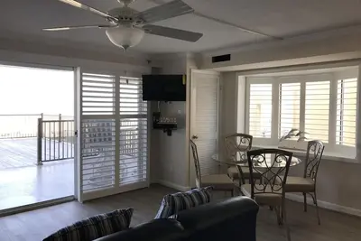 Image de Récemment rénové Oceanfront Unit 101. . . Étape sur le Boardwalk et dans le San