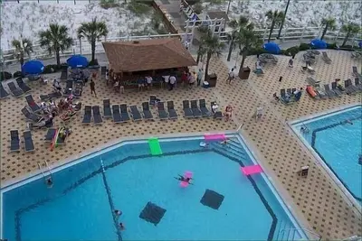 Image de Condo 2ème étage avec une vue magnifique! Chaises de plage gratuites du 1er mars au 31 octobre