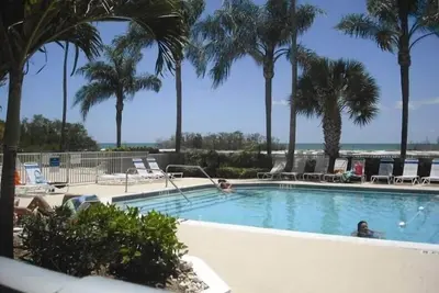 Image de Magnifique condo au 4ème étage, piscine chauffée, wifi gratuit et sur la plage!