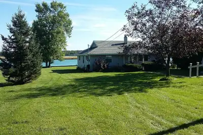 Image de Style ranch, propriété riveraine! Idéal pour les observateurs de bateaux. Fréquenteurs à gogo!