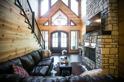 Image de Tout neuf! Lightning Bug Lodge 4 Br; 5 Bth; Decks de Mutli-niveau; Jacuzzi; Anneau de feu
