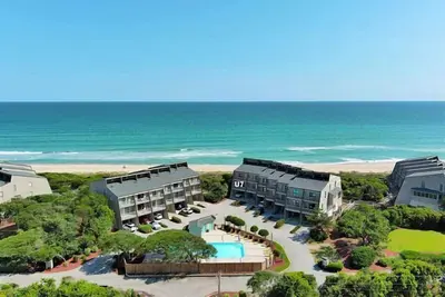 Image de Spacieux, condo à plusieurs niveaux en bord de mer avec de superbes vues et mises à jour récentes