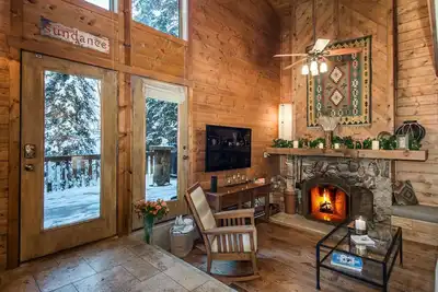 Image de Sur Le Stream - Courte Marche Au Centre, Hot Tub, Foyer Au Bois. Cosy Hideaway