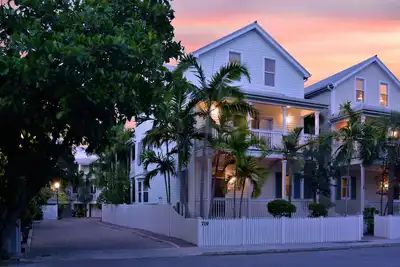 Image de Très grande maison de style Conch dans Oldtown avec piscine privée et quai!