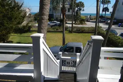 Image de Bienvenue à Swell Cottage! Superbe deuxième rangée de Folly Beach avec de superbes vues sur l'océan