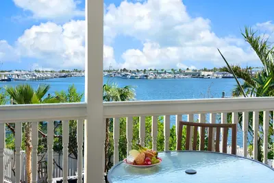Image de Spacieuse maison de luxe au bord de l'eau avec ascenseur, piscine et quai privé!