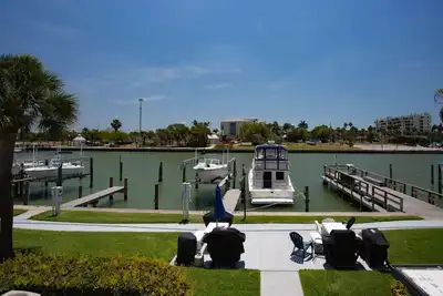 Image de Impeccablement meublé. Emplacement au bord de l'eau calme avec toutes les commodités, près de la plage et des restaurants.