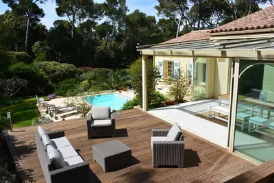 Image de Villa avec piscine au coeur du Brusc dans un espace boisé, la mer à pied