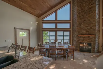 Image de Incroyable et luxueux chalet de 7 chambres au bord du lac près des Great Smoky Mountains pour 18 personnes!