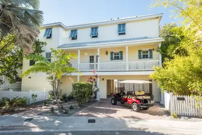 Image de Oceanfront, maison de luxe de type Resort avec piscine privée et aménagement paysager luxuriant