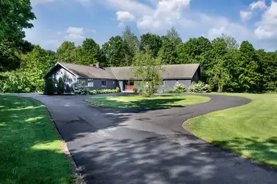 Image de Spacieuse maison nichée le long de la rivière Blackberry dans le coin nord-ouest de Ct.
